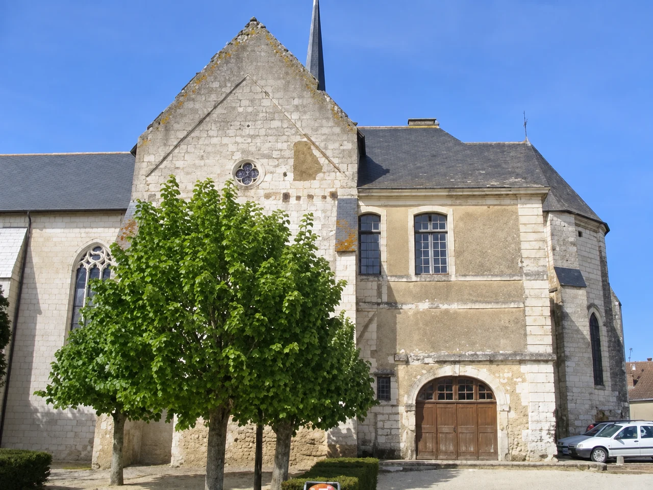 L’église de Vaas, près du parking et du cabinet